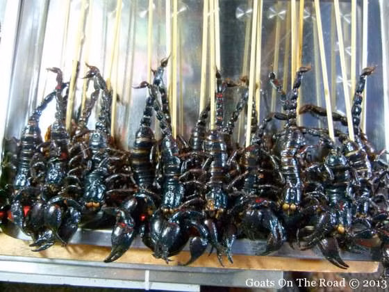 Bọ cạp: Những con bọ cạp lớn, đen xì đáng sợ này đã được phát hiện ở cả Bắc Kinh và Hàng Châu. Tất nhiên với món ăn này đa số du khách chạy mất dép không dám thử.