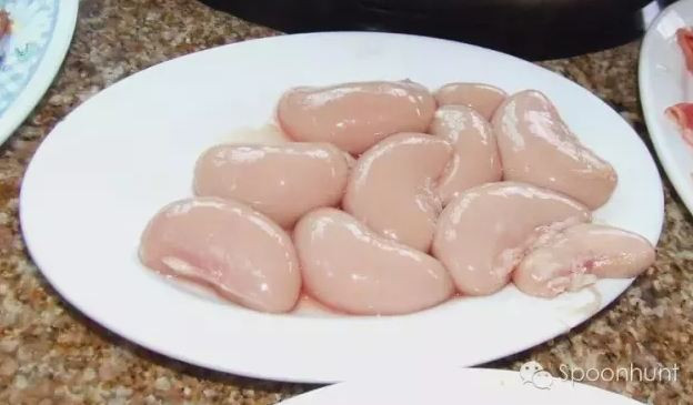 Món cà gà sống: Người dân Trung Quốc dường như thực sự ghét lãng phí bất kỳ phần ăn nào, vì thế họ không bỏ ngay cả tinh hoàn của gà. Những quả tinh hoàn gà khá lớn được "phẫu thuật chuyên nghiệp" loại bỏ khỏi những con gà trống còn sống. Kinh dị hơn là người Trung Quốc ăn chúng không cần gia vị hay nấu chín lên.