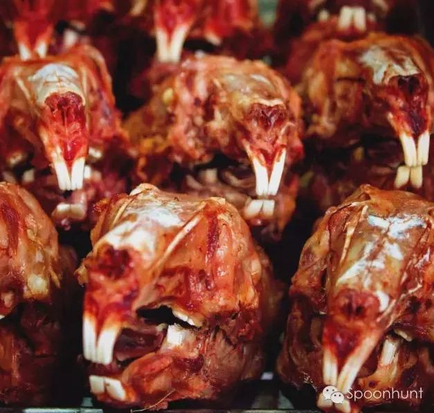 Đầu thỏ: Món ăn kinh dị này thường xuất hiện ở một số nhà hàng Trung Quốc địa phương hoặc tại các quán vỉa hè ở Tứ Xuyên. Nhưng những thú cưng đáng yêu có bộ lông mượt mà này bị lột xác thịt và xương của chúng và để lại trên đĩa là những chiếc xương sọ trông rất là khủng khiếp.