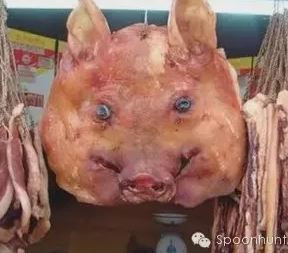 Thủ lợn: Đối với người Trung Quốc, đầu heo không chỉ là một món ăn đơn giản. Món ăn này được làm khá cầu kỳ. Nguyên một cái thủ lợn được hầm trong nhiều giờ với các loại thảo mộc và gia vị đặc biệt.