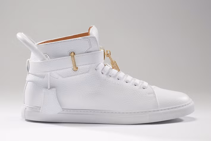 Buscemi 100MM Diamond (132.000 USD): Khác với những đôi giày đắt tiền do được làm bằng công nghệ đặc biệt hay được thiết kế bởi một ngôi sao hàng đầu, đôi giày này có giá cao vì chính giá trị của nó. Cụ thể hơn, chi tiết ổ khóa được làm từ 11,5 carat kim cương và 18 carat vàng chính là lý do khiến đôi sneakers này được bán với giá hơn 3 tỷ đồng.