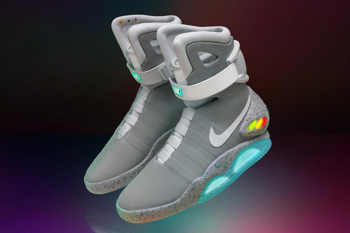 Nike Air Mag Back To The Future (26.000 USD, tương đương 600 triệu đồng): Hãng Nike trình làng mẫu giày tự thắt dây này vào năm 2016 và chỉ bán 89 đôi trên toàn thế giới. Lấy cảm hứng từ thế giới tương lai, Nike hợp tác với Quỹ Michael J. Fox nỗ lực nghiên cứu để tìm ra giải pháp cho người bệnh Parkinson, giày tự thắt dây có thể là bước tiến đầu tiên.