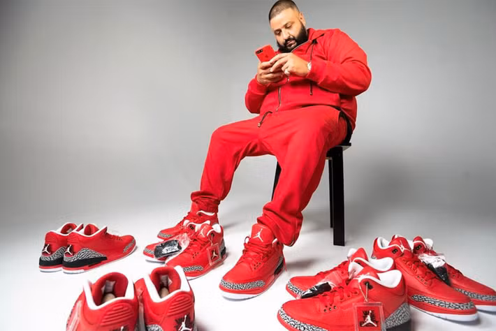 DJ Khaled x Air Jordan 3 Greatful (25.000 USD): Đôi giày DJ Khaled x Air Jordan 3 Greatful đánh dấu lần hợp tác đầu tiên giữa thương hiệu này và rapper nổi tiếng. Đôi giày màu đỏ được làm bằng da và có in họa tiết da voi trên phần thân giày kèm với slogan "We The Best" đặc trưng của DJ Khaled.