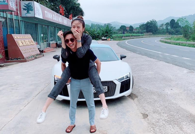 Hai vợ chồng cõng nhau khá tình cảm. Ảnh: FB.