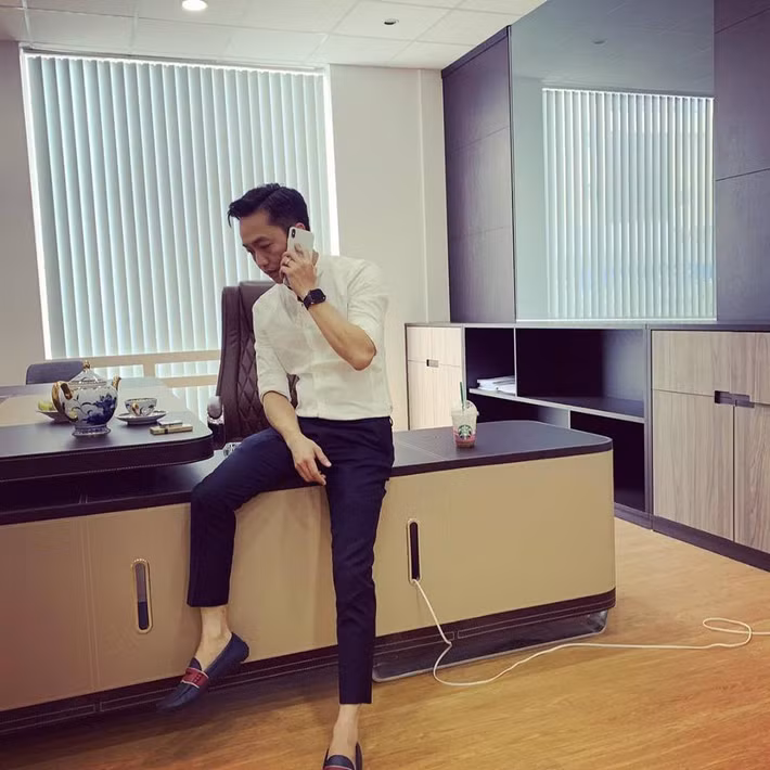 Cường Đô La chăm diện áo sơ mi trắng và quần âu lịch lãm.