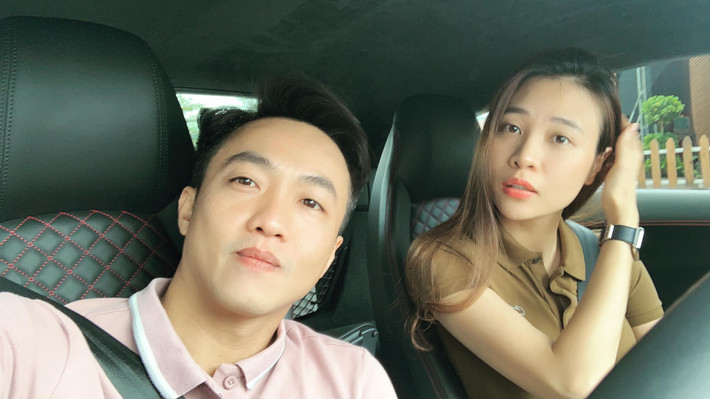 Khi Đàm Thu Trang diện áo phông thì ông xã cũng chọn đồ cùng kiểu dáng.