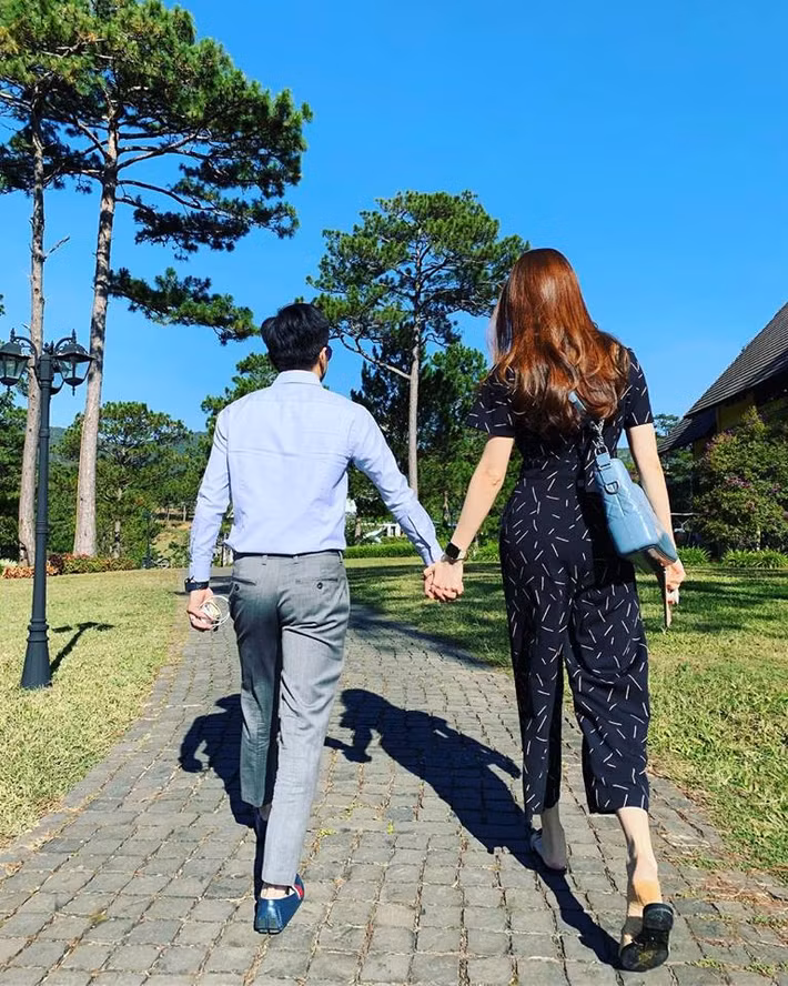 Áo sơ mi và quần âu là trang phục phổ biến của Cường Đô La. Dù là ông chủ lớn nhưng Cường Đô La không ngại thể hiện tình cảm với bạn gái.