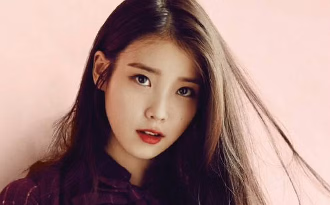 IU, tên thật là Lee Ji Eun, được người hâm mộ ưu ái gọi bằng danh xưng “em gái quốc dân” nhờ gương mặt baby, vẻ đẹp trong sáng như trẻ thơ.