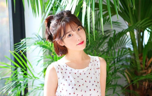 Để có được nhan sắc trẻ trung như nữ sinh dù bước sang tuổi 25, “em gái quốc dân” thường xuyên uống nhiều nước, luôn dùng kem chống nắng và dưỡng ẩm thường xuyên bằng mặt nạ giấy.