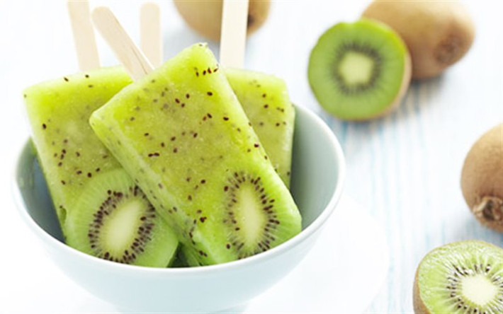 Đong nước cốt chanh khoảng 600ml với chút đường và ít nước. Rót nước cốt chanh vào khuôn kem que và thả một vài miếng kiwi vào cùng. Đem bỏ đông trong tủ lạnh và sau 2 tiếng có thể dùng.