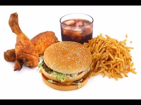 Ăn thực phẩm béo như bánh mì kẹp thịt, khoai tây chiên và bim bim trong những ngày “đèn đỏ” sẽ ảnh hưởng đến hormone của bạn, dẫn đến chứng chuột rút và có thể khiến bạn cảm thấy chóng mặt. Việc lựa chọn thức ăn không chính xác sẽ khiến cơ thể bạn khô hạn và mất nước.
