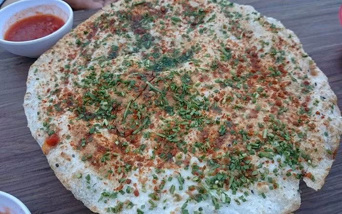 Bánh tráng nướng mỡ hành: Bánh tráng, được coi là món ngon Ninh Thuận, làm từ bột gạo lúa mùa thơm ngon và mè để sẵn. Khi dùng thì nướng trên than hồng và quệt nhanh ruốc ngon pha chế cùng nhiều gia vị khác, rưới mỡ hành thật đều, thêm chút tương ớt đỏ cay và nhanh tay đập quả trứng lên, quét đều bề mặt bánh.