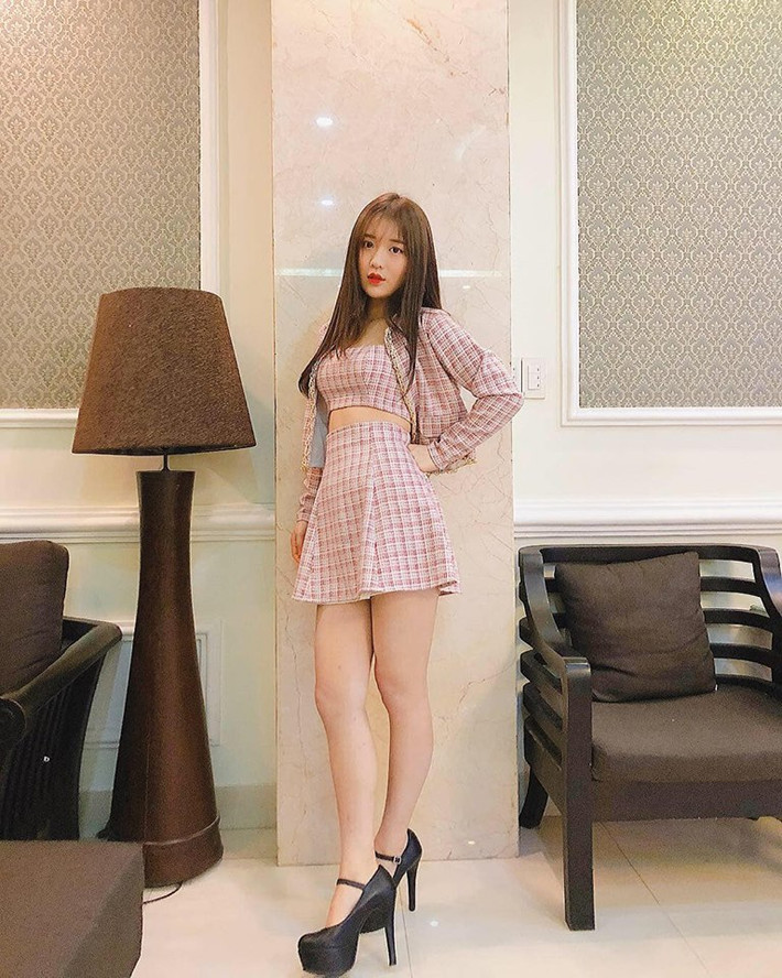 Han Sara diện trang phục ngắn để khoe chân dài.