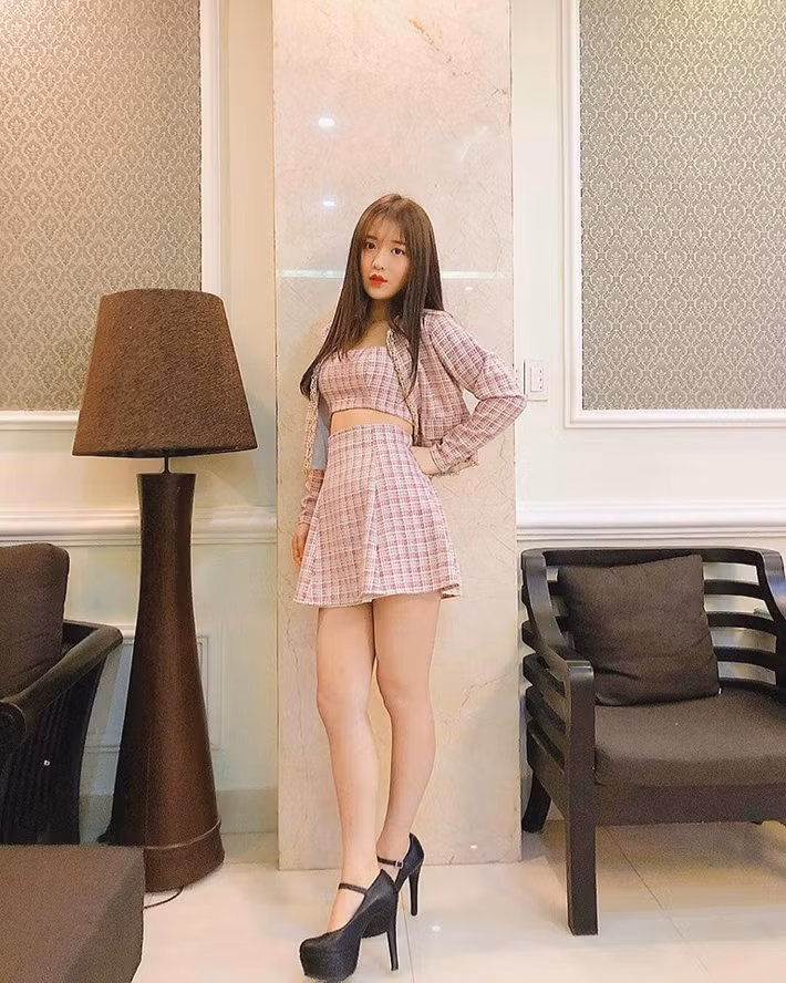 Han Sara diện trang phục ngắn để khoe chân dài.