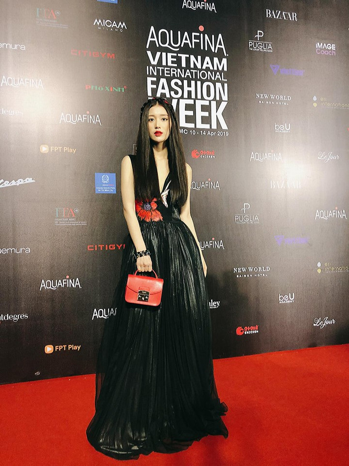 Người đẹp xuất hiện quyến rũ trên thảm đỏ với chiếc đầm đen xẻ ngực sâu.