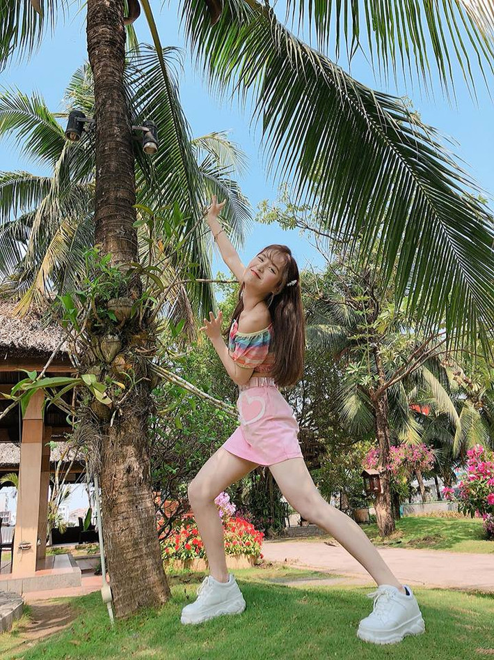 Han Sara cho biết cô phải gập bụng 200 cái mỗi ngày để sở hữu vòng eo con kiến.