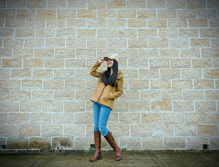 “Mệt mỏi, lo lắng là điều không ai có thể tránh khỏi trong cuộc sống. Như tôi cũng từng có giai đoạn bế tắc khủng khiếp trong cuộc sống nhưng tôi không cho phép mình buồn quá nhiều hay buồn quá lâu. Tôi sẽ tìm cách kết thúc nỗi buồn trong thời gian ngắn nhất và thường là không quá 3 ngày. Tôi còn phải sống vì con, vì người thân yêu nữa chứ không phải sống vì riêng mình”, nữ ca sĩ chia sẻ.