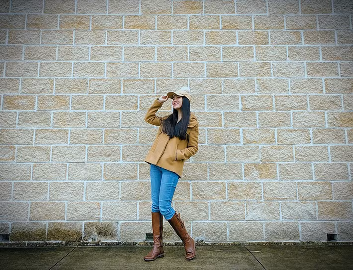 “Mệt mỏi, lo lắng là điều không ai có thể tránh khỏi trong cuộc sống. Như tôi cũng từng có giai đoạn bế tắc khủng khiếp trong cuộc sống nhưng tôi không cho phép mình buồn quá nhiều hay buồn quá lâu. Tôi sẽ tìm cách kết thúc nỗi buồn trong thời gian ngắn nhất và thường là không quá 3 ngày. Tôi còn phải sống vì con, vì người thân yêu nữa chứ không phải sống vì riêng mình”, nữ ca sĩ chia sẻ.