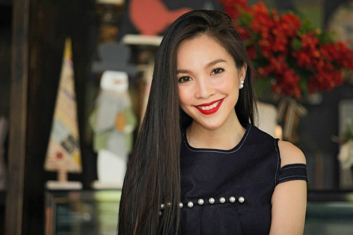 “Các nhà nghiên cứu ghi nhận cười có thể giúp bạn bớt đi bình quân 3 tuổi so với tuổi thật. Hiền Thục được nhiều người khen trẻ là cũng nhờ thường xuyên cười đấy”, mỹ nhân sinh năm 1981 dí dỏm chia sẻ.