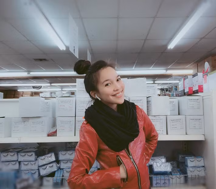 Bà mẹ một con xinh đẹp này quan niệm rằng nụ cười hơn “10 thang thuốc bổ”, cười nhiều cũng là một bí quyết trẻ trung, bởi khi cười sẽ khiến cho cơ mặt bạn thoải mái, thư giãn hơn.