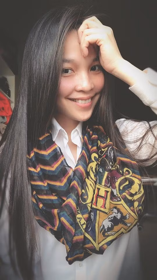 Nhìn gương mặt mộc của người đẹp, ít ai có thể nghĩ cô đã ngấp nghé 40 tuổi. Gương mặt sáng mịn, làn da căng bóng và không có dấu hiệu của tuổi tác hay thời gian khiến nhiều gái trẻ muốn học tập.