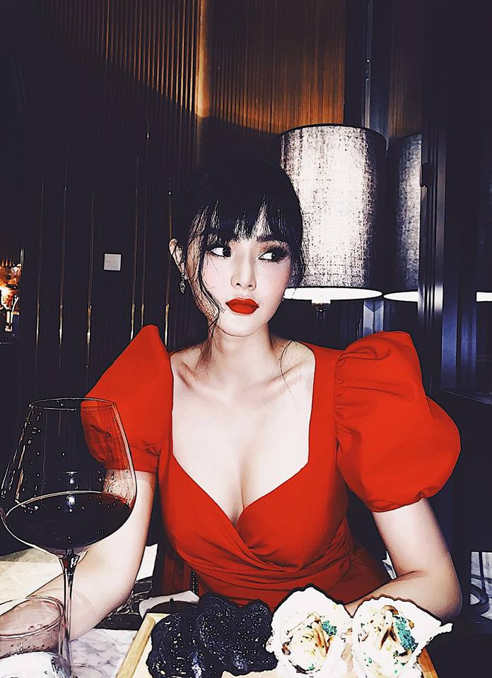 Kết hợp cùng đó, Phương Trang thường xuyên uống mầm hoa quả để bổ sung dưỡng chất và các vitamin cần thiết cho cơ thể ở dạng tinh chất. Dù bận rộn hay phải đi đâu xa, cô đều mang theo bên mình để uống.