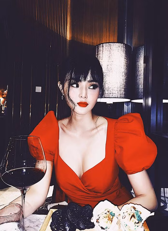 Kết hợp cùng đó, Phương Trang thường xuyên uống mầm hoa quả để bổ sung dưỡng chất và các vitamin cần thiết cho cơ thể ở dạng tinh chất. Dù bận rộn hay phải đi đâu xa, cô đều mang theo bên mình để uống.