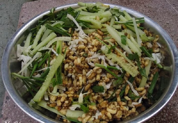 Tiếp theo, lấy một cái chảo lớn phi hành thật thơm, sau đó cho nhộng ong sạch vào đảo đều, nêm nếm gia vị cho vừa ăn đậm đà. Các nguyên liệu khác như bắp chuối non, hẹ, rau thơm cũng được xắt nhuyễn rồi trộn với phần nhộng ong vừa xào, sau đó chan nước mắm chua ngọt lên cùng. Rắc thêm miếng đậu phộng giã nát thơm lừng là ta đã có đĩa gỏi nhộng ong bắt mắt ngon lành.