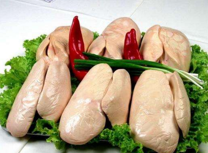 Tuy nhiên, những con ngỗng được chọn làm món ăn xa xỉ này phải sống trong môi trường nhân tạo, chúng bị ép ăn khiến gan bị nhiễm mỡ, chứa đầy chất béo và tạo nên một mùi vị thơm ngon đặc biệt.