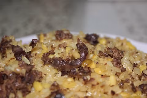 Cúm núm khìa chấm nước mắm chanh ớt, ăn với lá cách, lá lụa, cát lồi, đọt sộp… Có người còn xé thịt cúm núm khìa trộn vào xôi (hoặc cơm nếp) thành món điểm tâm mà bất cứ ai ăn rồi đều muốn được thưởng thức lần nữa.