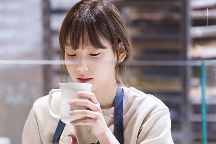 Theo một nghiên cứu tại Thụy Điển, kích cỡ vòng 1 thường có xu hướng teo đi nếu bạn sử dụng quá 100g caffein mỗi ngày. Nguyên nhân chính là do caffein có tác dụng rất lớn trong việc làm giảm mỡ. Nó khiến cho lượng mỡ – cấu tạo chủ yếu của vòng 1 bị tiêu hao, dẫn đến giảm kích thước.