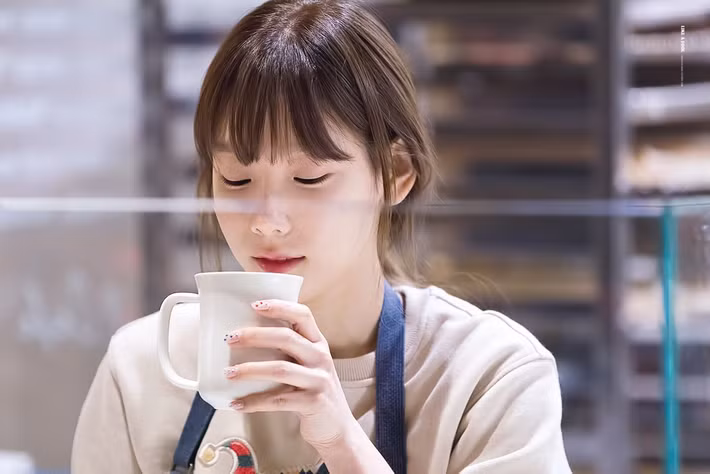 Theo một nghiên cứu tại Thụy Điển, kích cỡ vòng 1 thường có xu hướng teo đi nếu bạn sử dụng quá 100g caffein mỗi ngày. Nguyên nhân chính là do caffein có tác dụng rất lớn trong việc làm giảm mỡ. Nó khiến cho lượng mỡ – cấu tạo chủ yếu của vòng 1 bị tiêu hao, dẫn đến giảm kích thước.