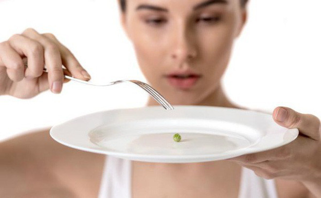 Ăn ít, nhịn ăn: Nhiều bạn nữ thường có thói quen nhịn ăn hoặc ăn rất ít để giảm cân. Điều này không chỉ ảnh hưởng xấu đến sức khỏe mà còn là nguyên nhân làm giảm kích thước vòng 1.