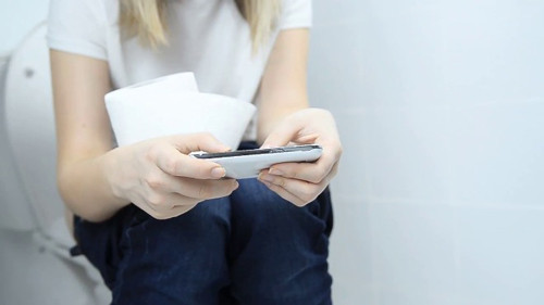 Ngồi vệ sinh quá lâu là một trong những sai lầm khi đi vệ sinh nhiều người đang mắc phải. Việc ngồi vệ sinh lâu sẽ gây căng thẳng cho tĩnh mạch ở phần thấp nhất của trực tràng, lâu ngày có thể dẫn tới bệnh trĩ.