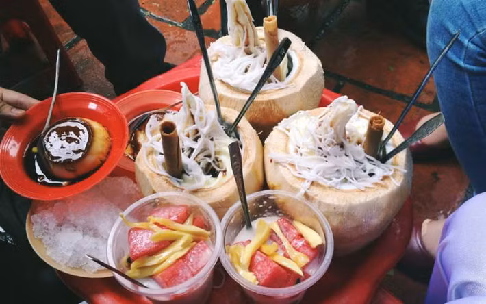 Kem dừa và caramen ở Hàng Than thu hút khá đông thực khách sành ăn. Kem dừa nơi đây được trang trí khá đẹp mắt, lượng kem cho vào đủ cho 2 người ăn một quả dừa. Ở đây còn có nhiều loại caramen và chè xoài thơm ngon mà giá cả lại rất bình dân.