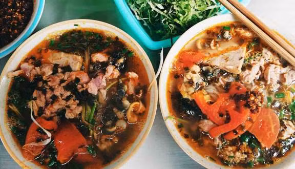 Bún riêu - ngõ Phất Lộc: Từ lâu, hàng bún riêu này luôn được xem là một trong những điểm đến ưa thích tại khu phố cổ Hà Nội bởi giá vừa rẻ lại vừa ngon. Muốn ăn bát bún riêu ngon nhất, bạn hãy đến ngõ Phất Lộc.