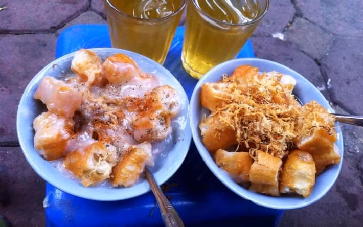 Cháo sườn - Ngõ Huyện được biết đến như là một trong những món ăn phố cổ đơn giản nhưng lại rất đậm đà hương vị, giá của món này dao động từ 15.000 - 33.000 đồng. Cháo được nấu bằng bột nước xay mịn chứ không nấu bột khô hay gạo nguyên hạt, gạo được ngâm từ đêm hôm trước và quấy cháo bằng nước xương hầm kỹ trong bếp lò suốt đêm, nên cháo rất ngon ngọt.