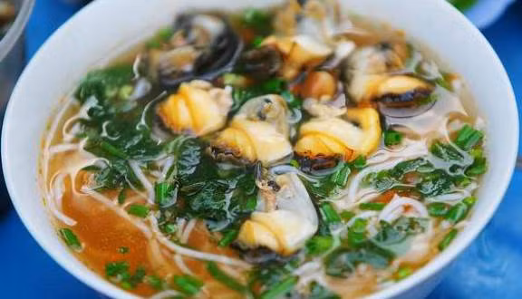 Bún ốc - Hàng Chai: Hàng bún ốc trên phố Hàng Chai là một trong những món ngon không thể bỏ qua ở khu phố cổ Hà Nội, đặc biệt là đối với những người yêu món bún ốc truyền thống. Tuy hàng bún ốc nằm sâu trong con phố nhỏ và chỉ mở cửa vào buổi sáng nên muốn ăn thì bạn nên đến thật sớm.