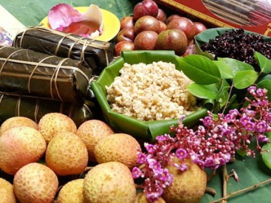 Hoa quả theo mùa (phổ biến các vùng trên cả nước): Ngoài các món ăn, bánh, chè ở trên hoa quả là thứ không thể thiếu trong ngày Tết Đoan Ngọ ở cả ba miền Bắc - Trung - Nam, mỗi miền sẽ có sự lựa chọn về mâm quả khác nhau.