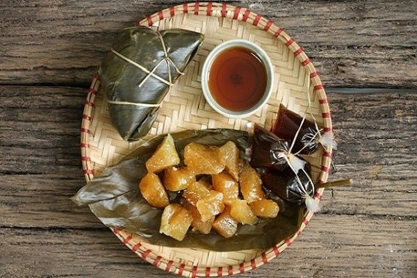 Bánh tro (Nam Trung Bộ, Nam Bộ và một số nơi của Miền Bắc): Đây là món ăn truyền thống trong dịp Tết Đoan Ngọ ở một số tỉnh miền Bắc, vùng Nam Trung Bộ và nam Bộ. Bánh tro có nhiều tên và hình dáng khác nhau như bánh ú, bánh tro (gio), bánh âm và có vài biến thể khác nhau theo địa phương.