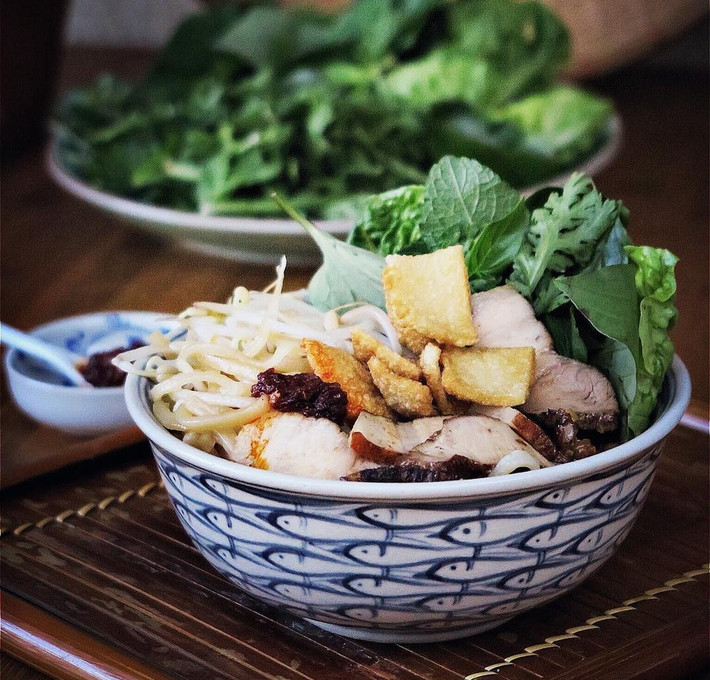 Một món ăn Việt khác cũng trong danh sách này là cao lầu. Đây là món ăn đặc trưng của ẩm thực xứ Quảng, hấp dẫn du khách khi đến Hội An (Quảng Nam). Một tô cao lầu đầy đủ gồm có mì, thịt xá xíu, bì heo chiên giòn, rau sống... ăn kèm với nước dùng ngũ vị béo ngọt đặc trưng.