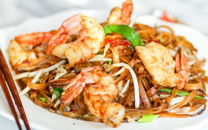 Char kway teow (Hủ tiếu xào cay) là một trong những món ăn nổi tiếng của Malaysia và Singapore, gồm các nguyên liệu dễ kiếm: hủ tiếu gạo bản mỏng dẹt, giá, hành, trứng và tùy từng nơi sẽ phục vụ kèm tôm, lạp xưởng thái mỏng. Khi chế biến món này, đầu bếp phải chỉnh nhiệt độ lên mức cao nhất và xào hủ tiếu trong chảo sâu lòng cùng xì dầu, sốt ớt cay.