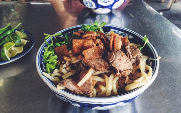 Hương vị khác lạ và thơm ngon hơn hẳn nơi khác đã góp phần tạo nên nét riêng biệt cho món ăn gốc Hoa ở Hội An. Khi thưởng thức, bạn sẽ cảm nhận được độ dai, dày của sợi cao lầu, vị đậm đà từ thịt xá xíu và nước dùng.