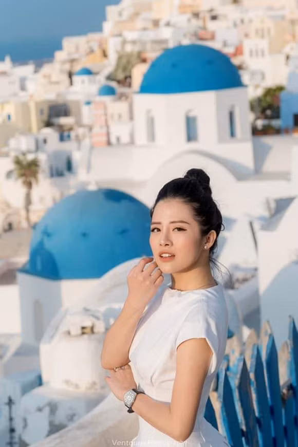 Hải Vân khá chuộng các trang phục màu trắng tinh khiết và thanh lịch. Ảnh: FBNV.