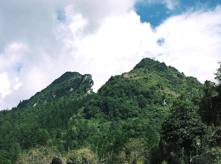 Núi Hàm Rồng (Lào Cai): Hàm Rồng là tên ngọn núi nổi tiếng nằm trong dãy Hoàng Liên Sơn hùng vĩ của Việt Nam. Núi có tên này do mang dáng dấp khá rõ nét của một chiếc đầu rồng đang ngẩng lên trời. Trang Huffington Post từng bình chọn núi Hàm Rồng là một trong những địa điểm ngắm hoàng hôn tuyệt vời. Đây cũng là nơi du khách không thể bỏ lỡ khi có dịp ghé thăm Sa Pa (Lào Cai). Vẻ đẹp hội tụ thiên nhiên, văn hóa và con người tại vùng đất này là những điều hấp dẫn bạn trong suốt hành trình.