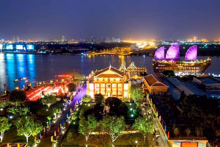  Bến Nhà Rồng (TP.HCM): Nơi đây vốn là thương cảng lớn được xây dựng từ giữa năm 1862. Tên gọi bến Nhà Rồng bắt nguồn từ hình tượng hai con rồng châu đầu vào mặt trăng theo mô típ "lưỡng long chầu nguyệt", một kiểu trang trí quen thuộc của đền chùa Việt Nam. Ngày nay, địa điểm này trở thành bảo tàng Hồ Chí Minh, nơi bạn có thể khám phá kiến trúc tòa nhà, tìm hiểu những dấu tích lịch sử cách mạng hay ngắm toàn cảnh sông Sài Gòn...