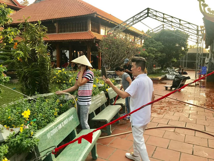 Cùng với vật phẩm dâng Tổ nghiệp, Đàm Vĩnh Hưng còn tỏ lòng biết ơn tới danh hài Hoài Linh - người đã giúp đỡ Đàm Vĩnh Hưng rất nhiều khi anh mới vào nghề.