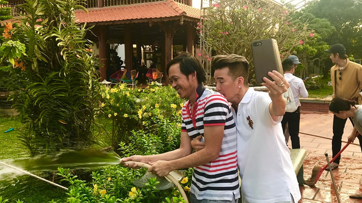 "Cầu mong cho sân khấu Việt Nam được nhiều vinh quang, danh tiếng vượt khỏi khu vực, anh chị em nghệ sỹ ai cũng sống sung túc với nghề mà Tổ đã để lại", Đàm Vĩnh Hưng chia sẻ khi đi cúng Tổ nghiệp.