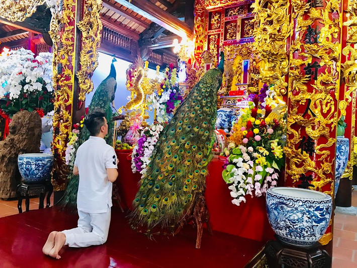 "Kính dâng lên Tổ Nghiệp với lòng kính trọng và yêu quý của con 2 lễ vật để chầu Ngài. Con mong là nơi bàn thờ Tổ đã đẹp, đã rực rỡ, uy nghi dưới bàn tay chăm sóc của anh Hoài Linh sẽ có thêm một chút lung linh từ 2 lễ vật này của con kính dâng lên Tổ Nghiệp", Đàm Vĩnh Hưng bày tỏ.