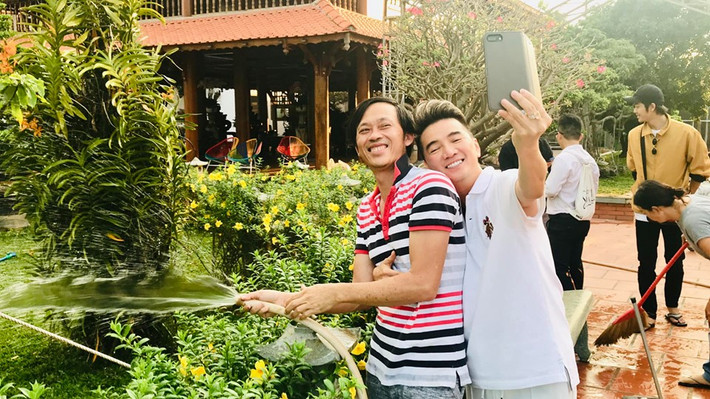 Đàm Vĩnh Hưng thân thiết ôm nghệ sĩ Hoài Linh chụp ảnh tự sướng.